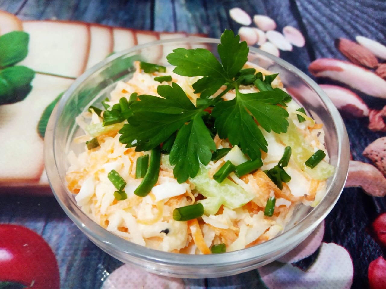 Салат витаминный с редькой, морковью и другими овощами