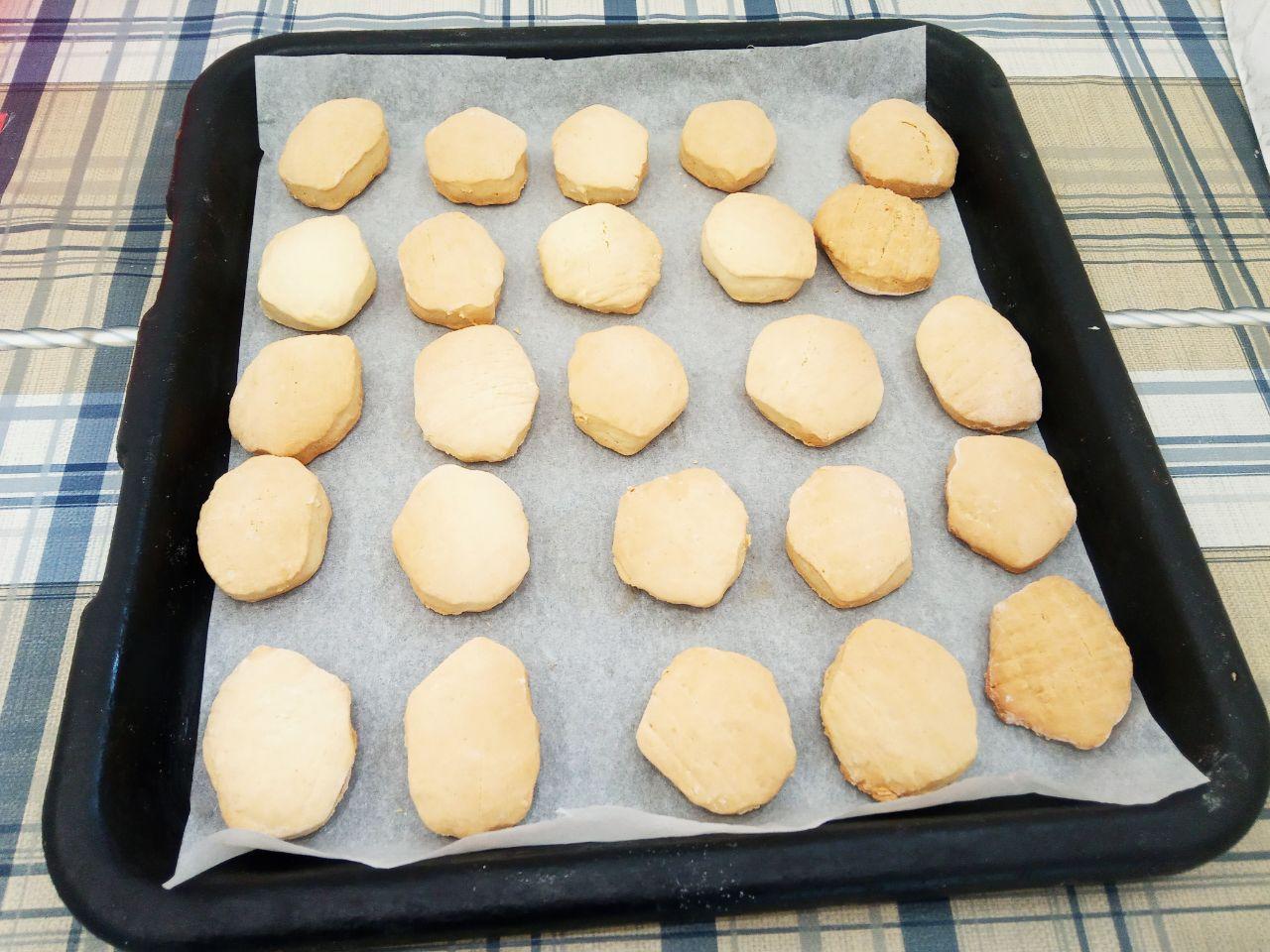 Домашнее печенье с крахмалом, рассыпчатое и песочное: Духовку разогреваем до 200 С и ставим печенье для выпекания. Выпекаем печенье до готовности.