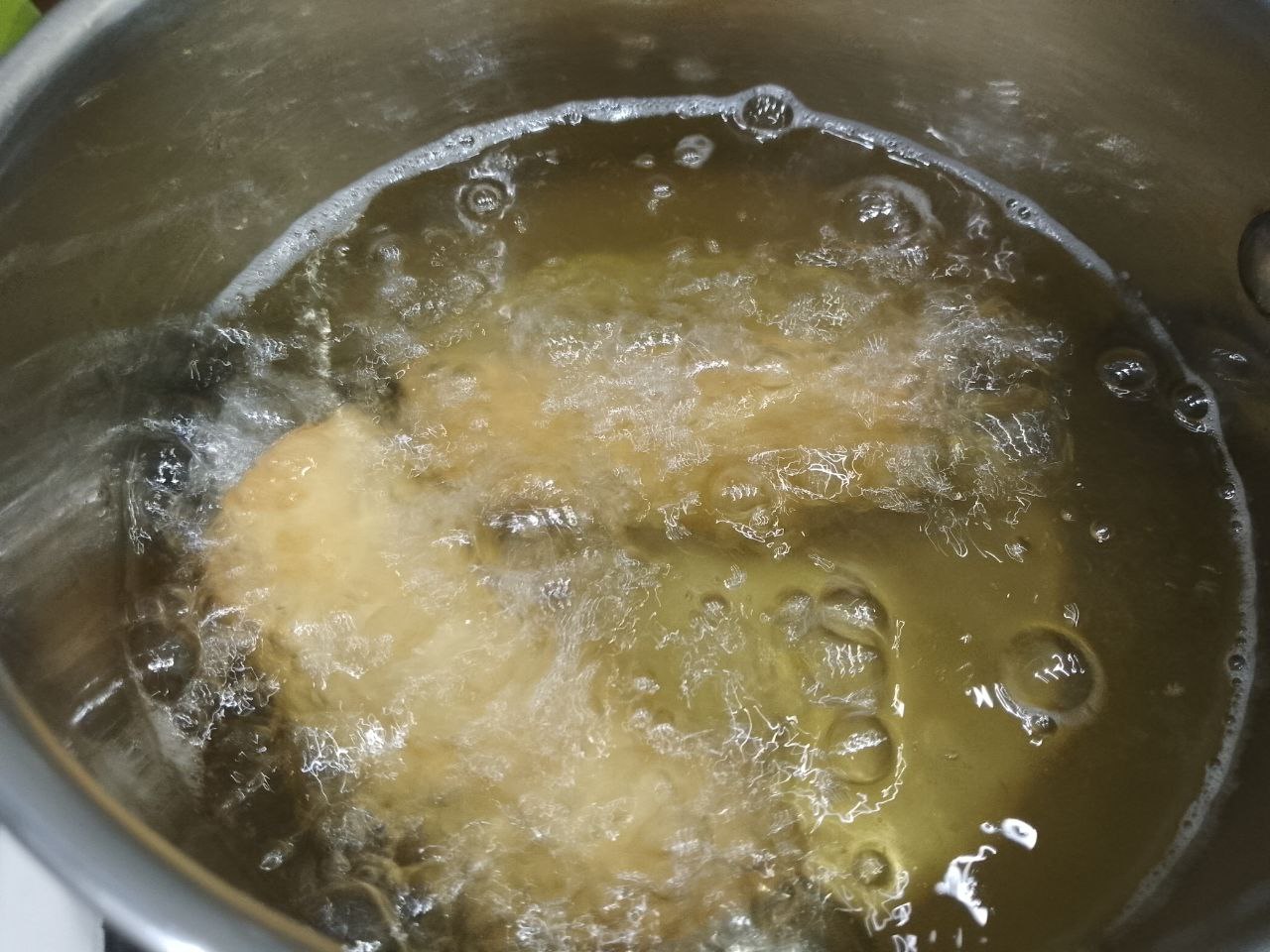 Сицилийские трубочки канноли с кремом, нежные и хрустящие: Масло нагреваем до 180 С, обжариваем трубочки около 2 минут.