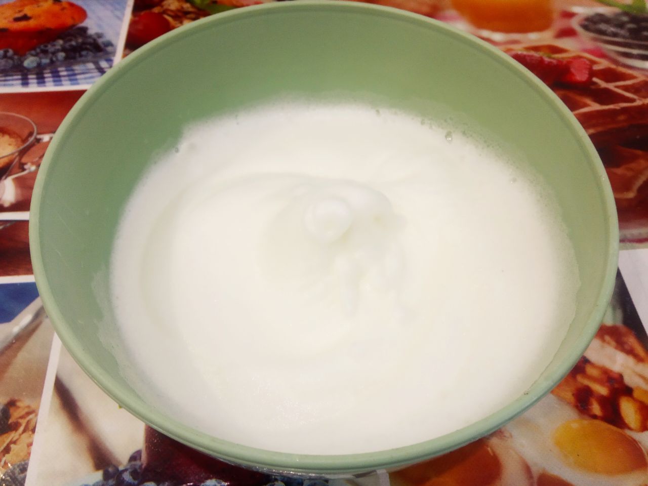 Вкусный торт ко дню рождения или к другому торжеству: Для приготовления крема и безе, разделяем 7 яиц на желтки и белки в отдельную посуду. В белки добавляем