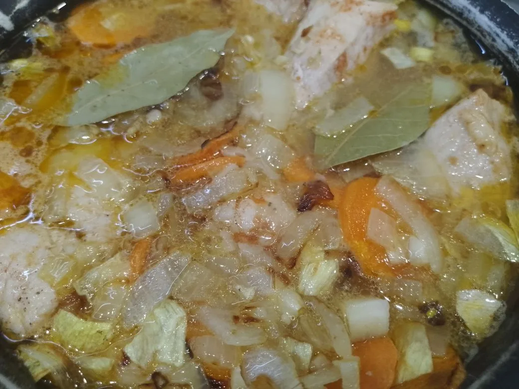 Тушеное мясо свинины с овощами: Добавляем два лавровых листа и заливаем горячей водой так, чтобы мясо было полностью покрыто.