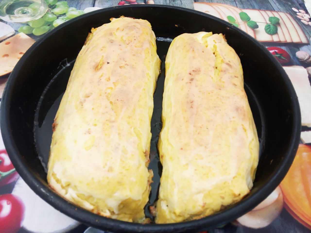 Картофельный рулет с мясной начинкой, запеченный в духовке: Достаем картофельный рулет из духовки, посыпаем тертым сыром и ставим ещё на 5 минут.