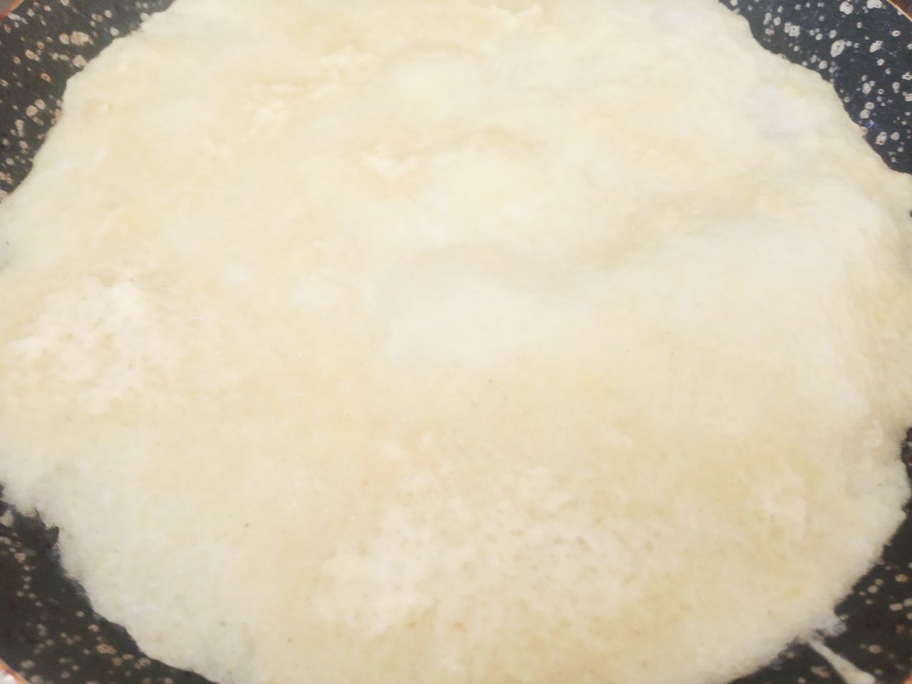 Картофельные блины со сметаной, вкусные и аппетитные: Разогреваем сковороду, смазываем растительным или сливочным маслом и наливаем тонкий слой теста.