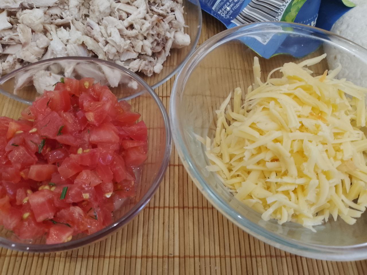 Лаваш с начинкой из куриного мяса, сыра и помидоров