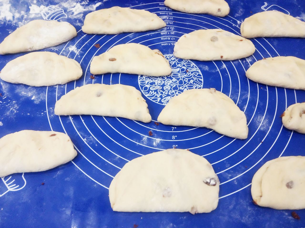 Булочки с начинкой из жареных яблок, изюма и корицы