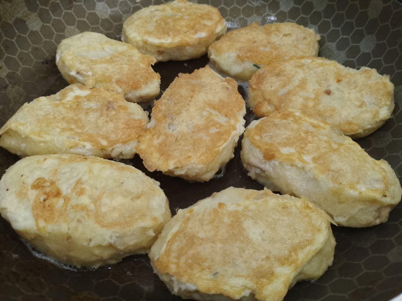 Картофельные котлеты с сыром, мясом, в яичном кляре: Котлеты укладываем на разогретую сковороду и обжариваем до золотистой корочки с двух сторон.