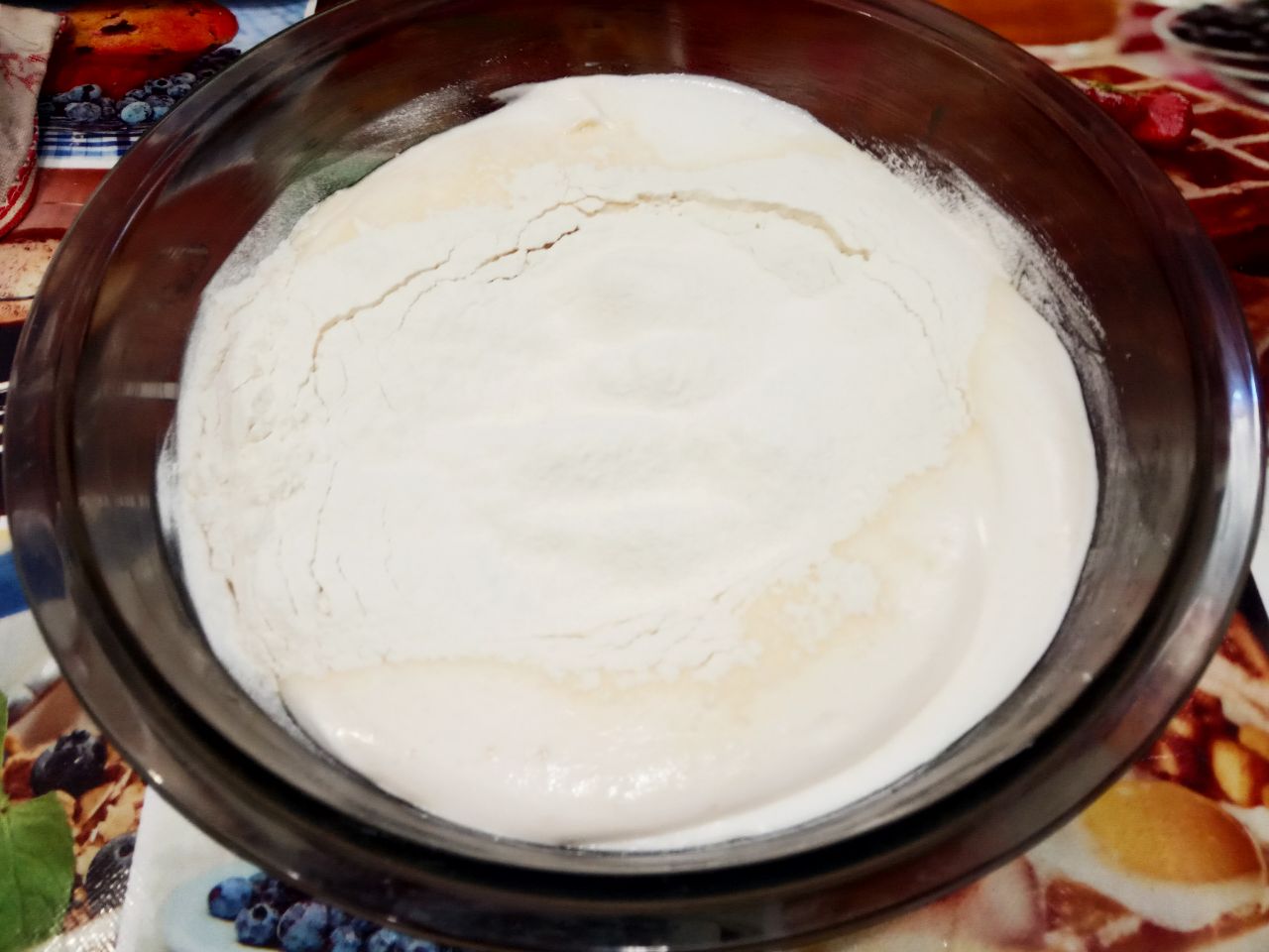 Пирог из бисквитного теста со сливами, просто и вкусно: Муку просеиваем через мелкое сито, добавляем во взбитую яичную массу, осторожно размешиваем лопаткой или