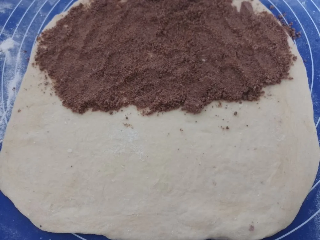 Булочки с начинкой из шоколадной крошки, воздушные и ароматные: На половине теста распределяем шоколадную крошку тонким слоем.