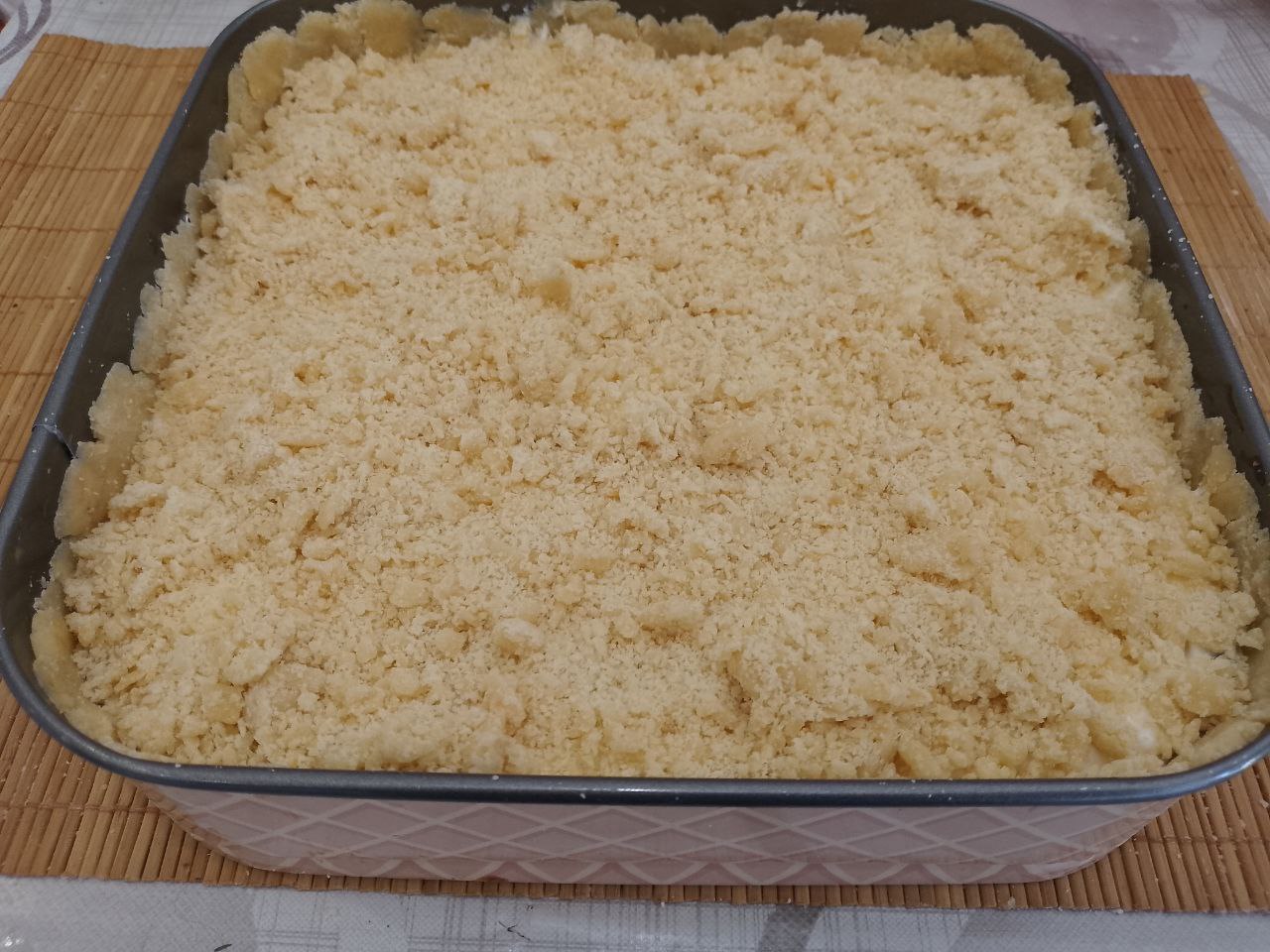 Пирог из песочной крошки и творога, вкусный и аппетитный: Сверху на творожную начинку выкладываем равномерно крошку.