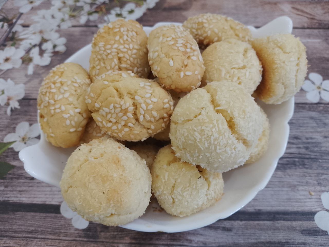 Печенье из рисовой муки в кокосовой стружке и кунжуте