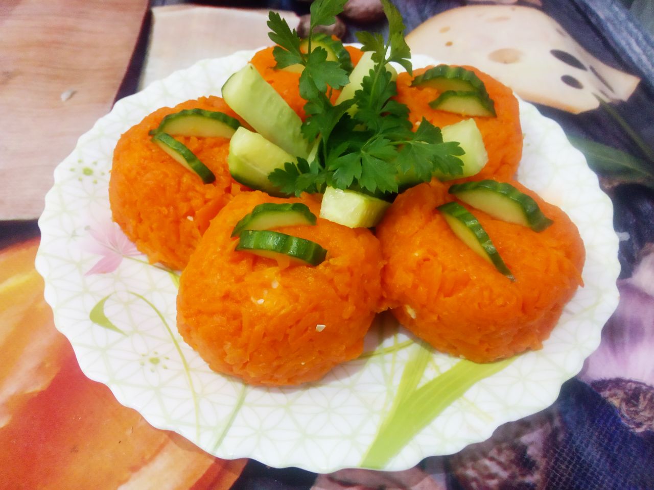 Салат из яиц, крабовых палочек и сыра