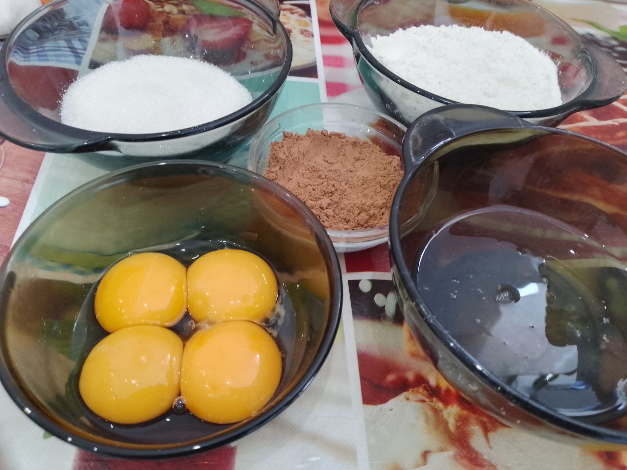 Бисквитный торт с клубникой и взбитыми сливками, нежный и вкусный: Приготовим темное бисквитное тесто.
