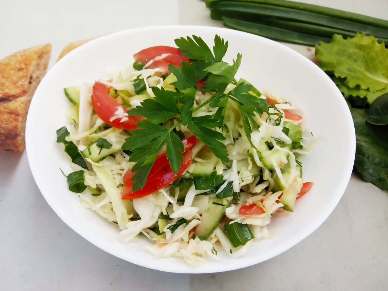 Простой рецепт салата с капустой, свежими овощами и зеленью