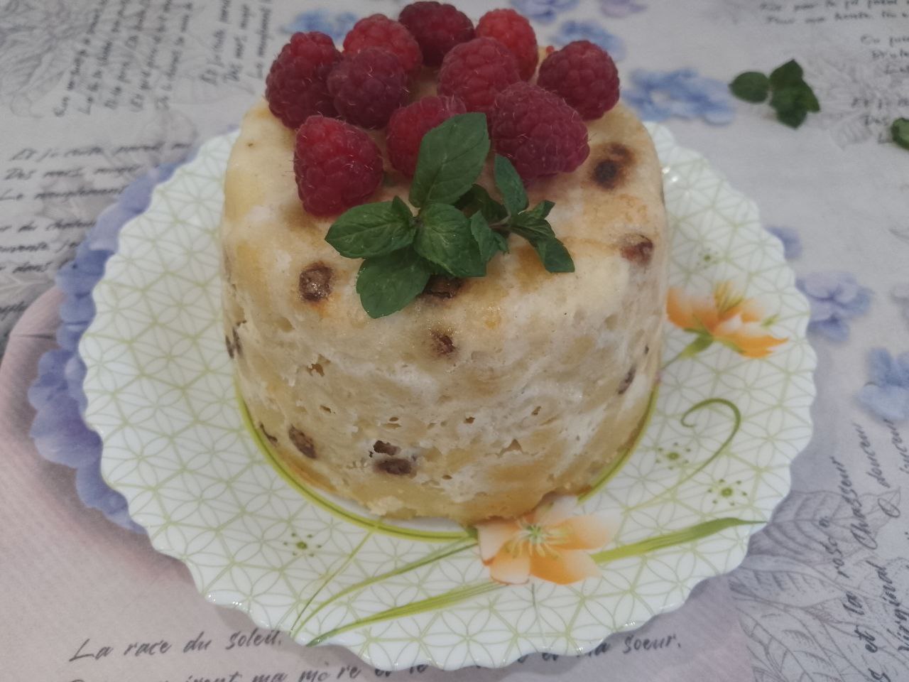 Запеканка из макарон, творога и изюма, просто и вкусно: Духовку разогреваем до 180 С, ставим макароны для запекания. Когда макароны слегка зарумянятся, достаем из