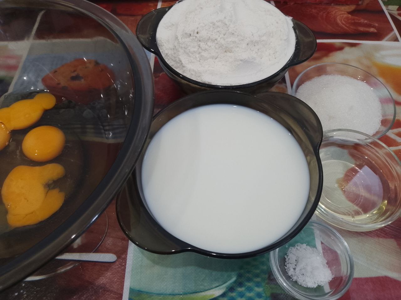 Блины со сливочным маслом, сахаром и ягодами