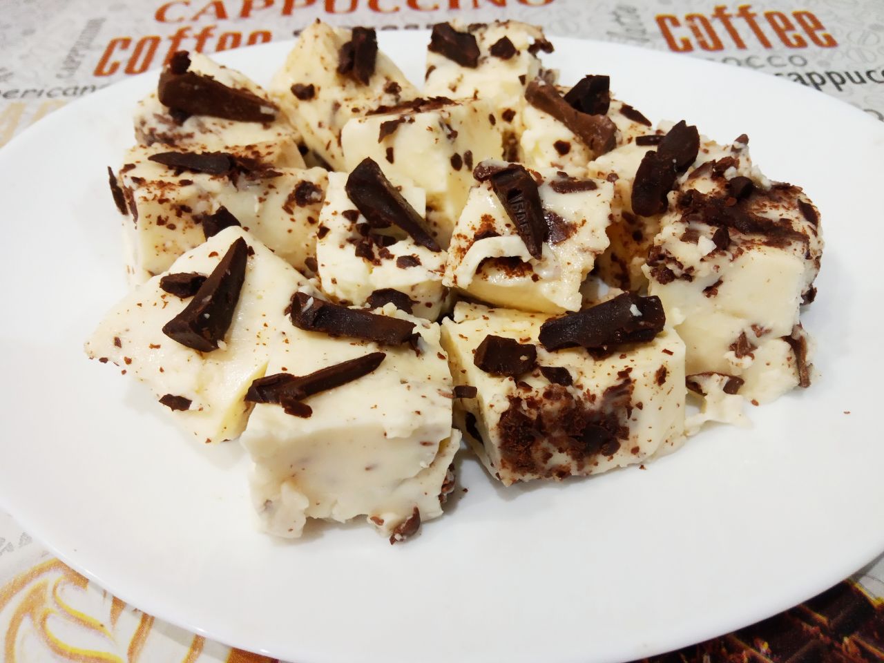 Молочный десерт с шоколадом, вкусный и аппетитный