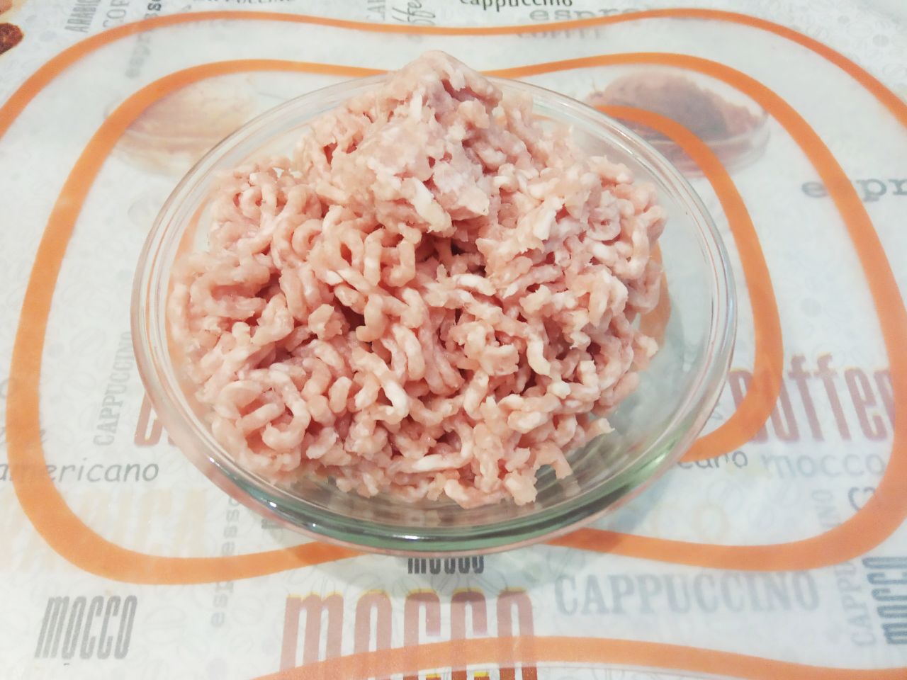 Макаронные гнёзда с фаршем и сыром на сковороде: Мясо промываем, просушиваем и пропускаем через мясорубку.