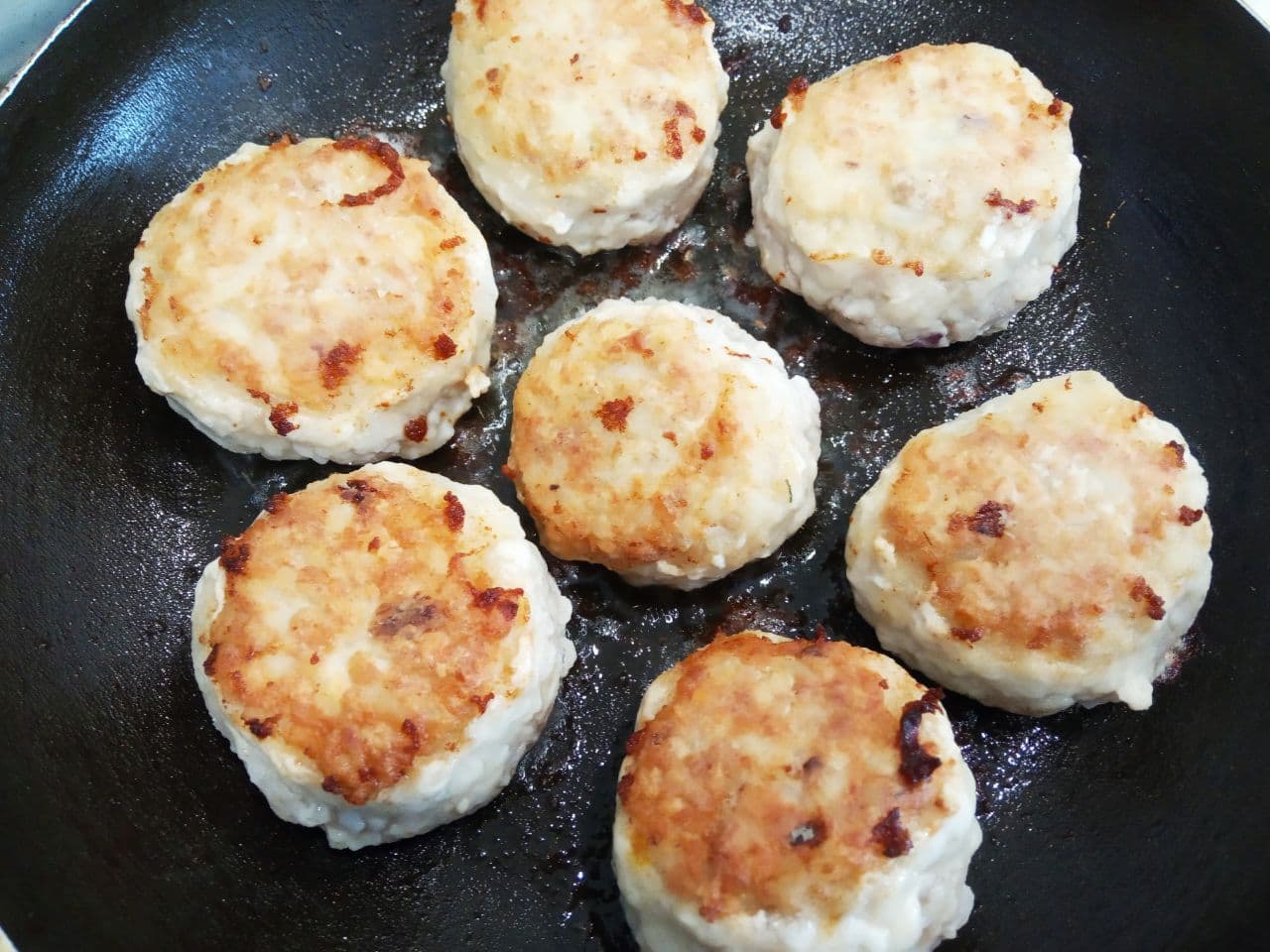 Мясные тефтели с добавлением риса, нежные и сочные: Разогреваем сковороду с растительным маслом, кладем тефтели и обжариваем.