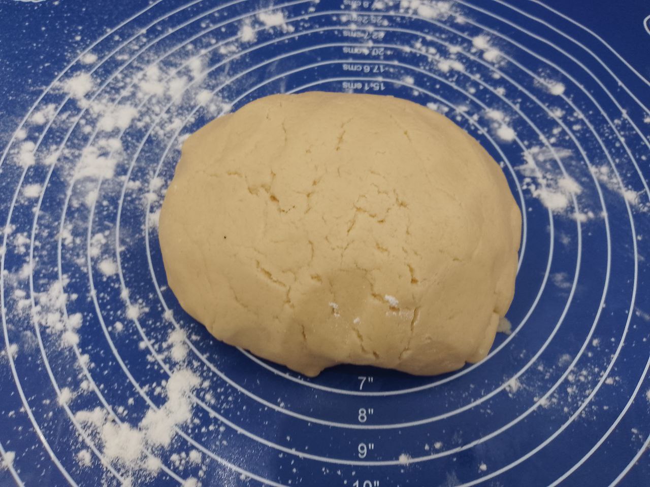 Домашнее печенье с кокосовой стружкой, песочное и рассыпчатое: Тесто раскатываем тонким листом.