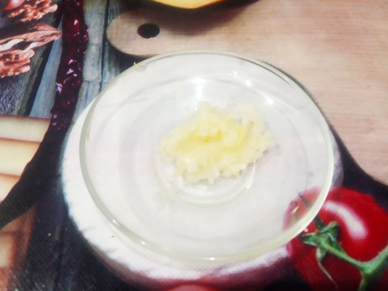 Мясные колбаски, жареные на сковороде, вкусные и аппетитные: Чеснок очищаем, промываем и продавливаем через чесночницу.