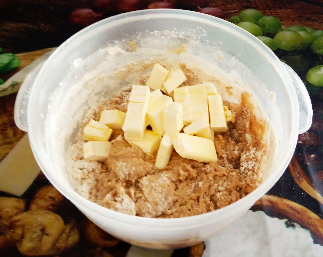 Пряники в молочной глазури, вкусно и аппетитно: В конце замешивания добавляем измельченный размягченный маргарин. Готовое тесто должно получится мягким и