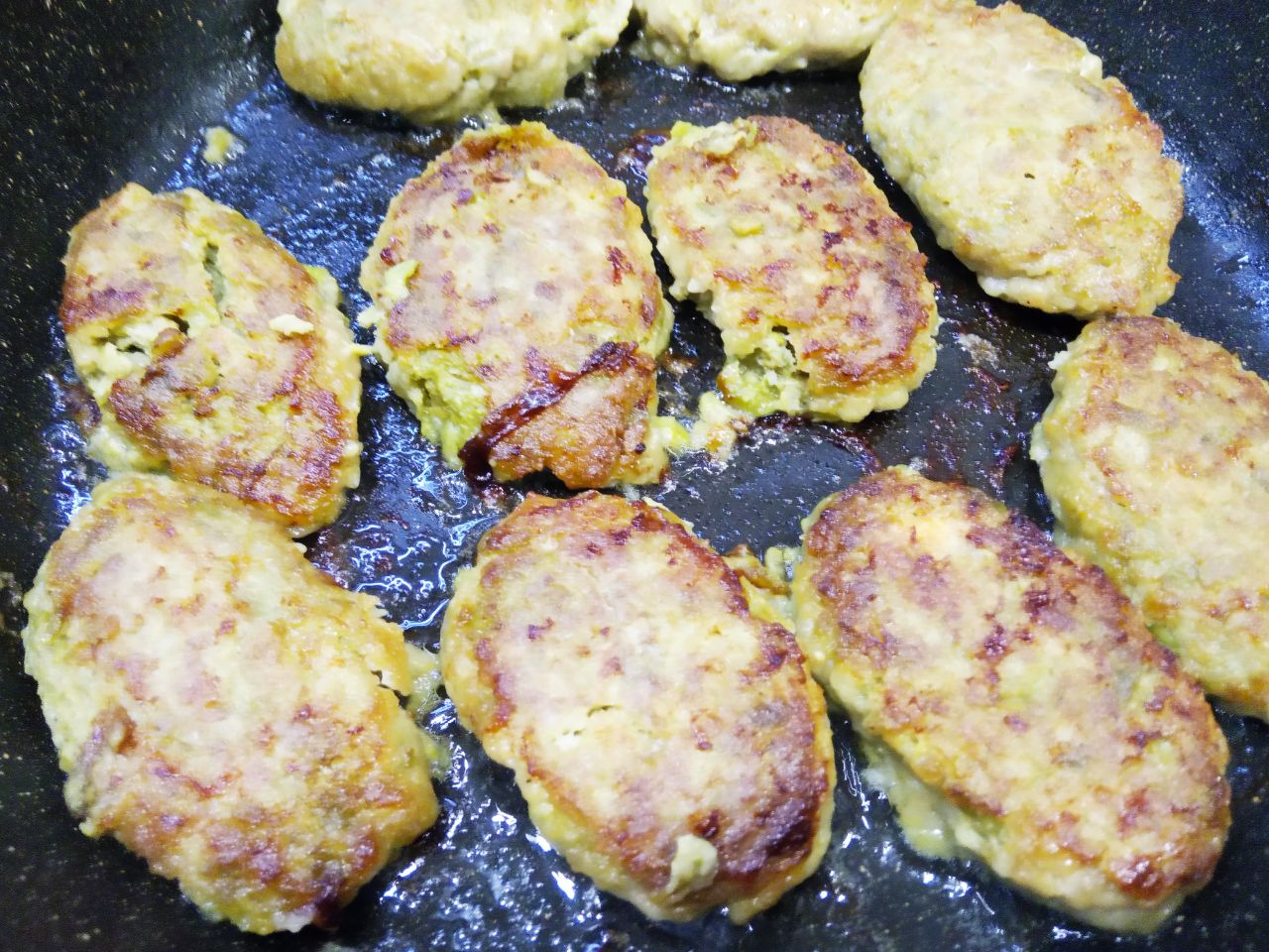 Котлеты гороховые с мясом, сочные и нежные: Затем переворачиваем котлеты на другую сторону и обжариваем до готовности.