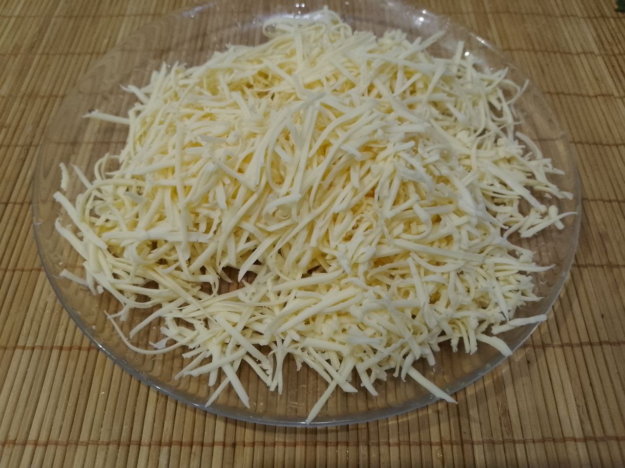 Вкусная закуска из лаваша, куриного филе и сыра, на сковороде: Твердый сыр натираем на средней терке.