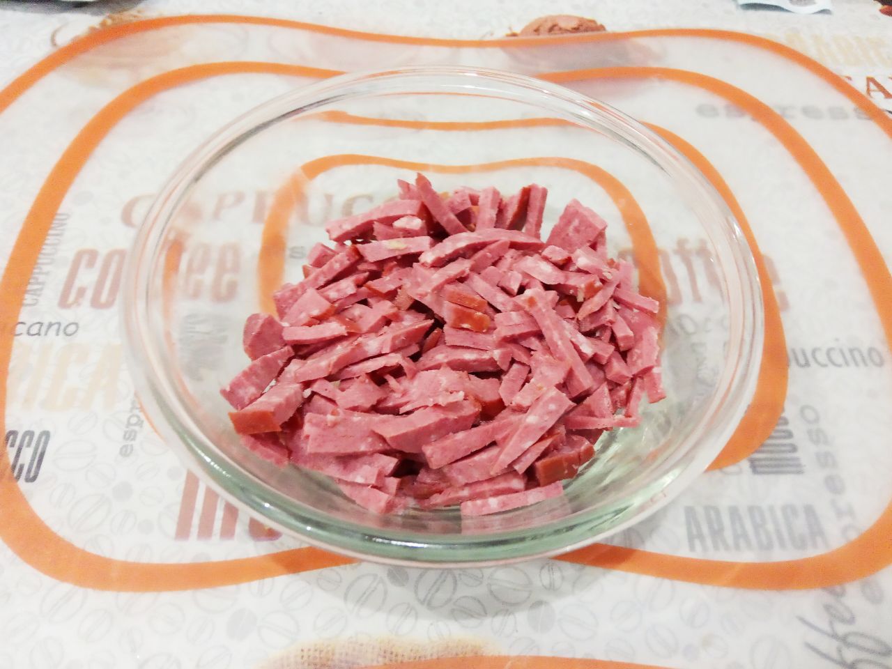 Простой рецепт салата, вкусный и сытный: Колбасу или ветчину нарезаем полосками. Вместо колбасы можно добавить куриное мясо.