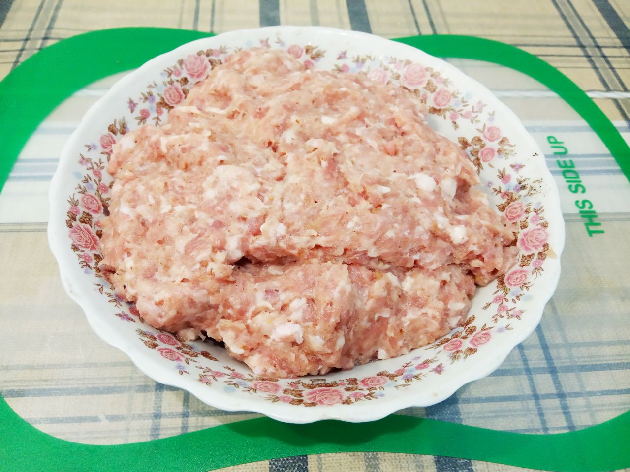 Аппетитные сырные блинчики с мясной начинкой: Мясную начинку тщательно размешиваем.