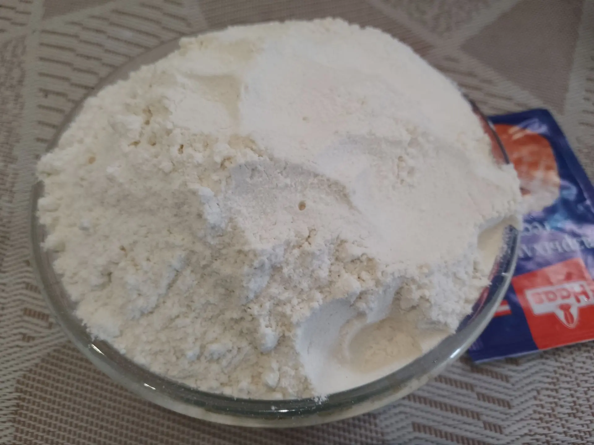 Песочный пирог с начинкой из творога, взбитых белков и ягод клубники: Муку смешиваем с разрыхлителем для теста и просеиваем через сито.