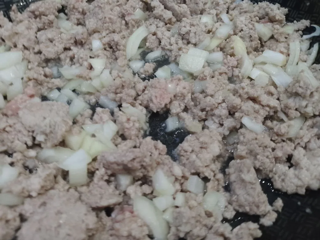 Котлеты из картофельного пюре и фарша, в яичном кляре: Кладем измельченный лук к фаршу, перемешиваем, добавляем растительное масло и обжариваем до золотистого цвета