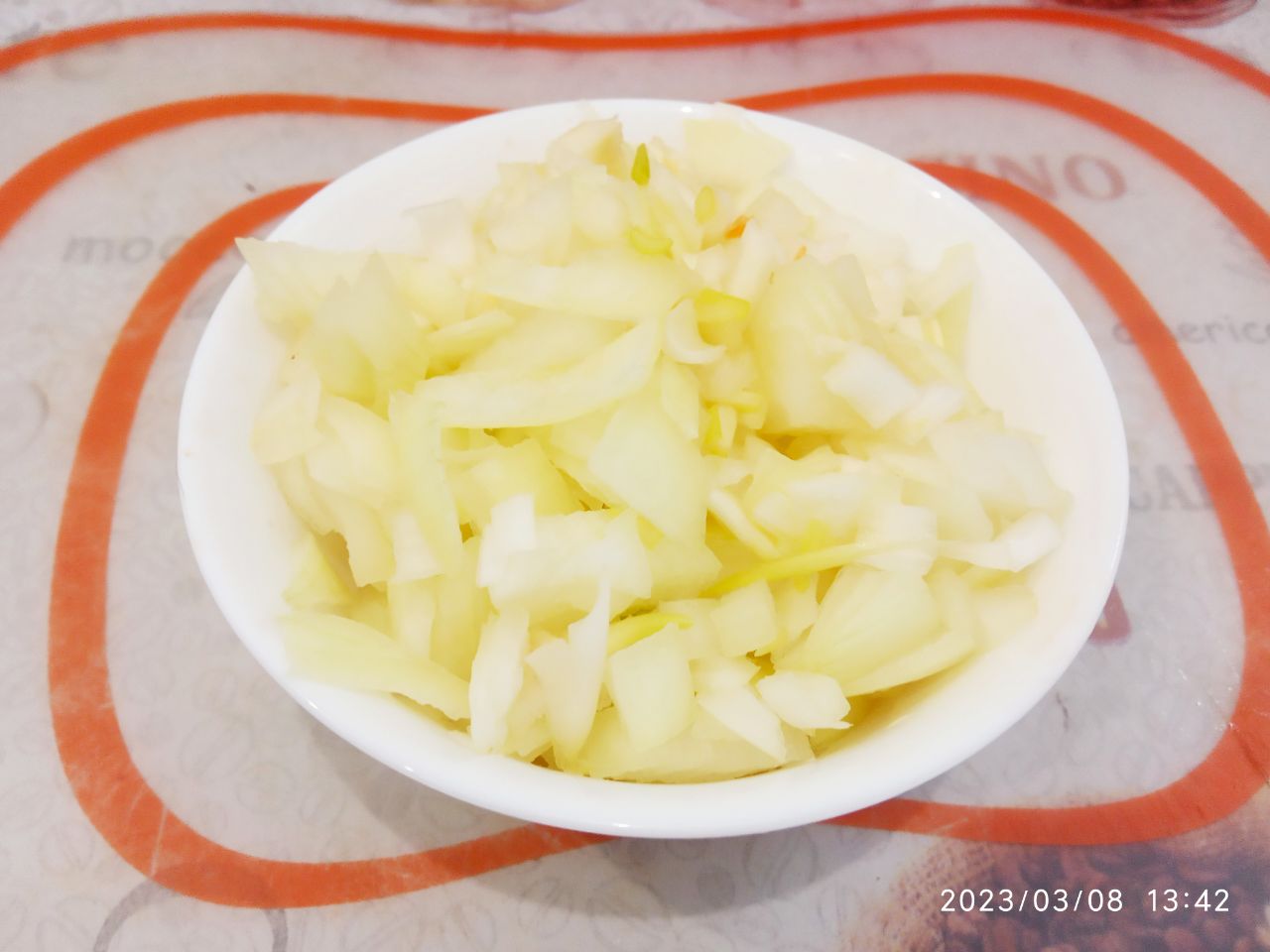 Бутерброды с куриным паштетом, вкусно и сытно: Лук очищаем, промываем и мелко нарезаем.