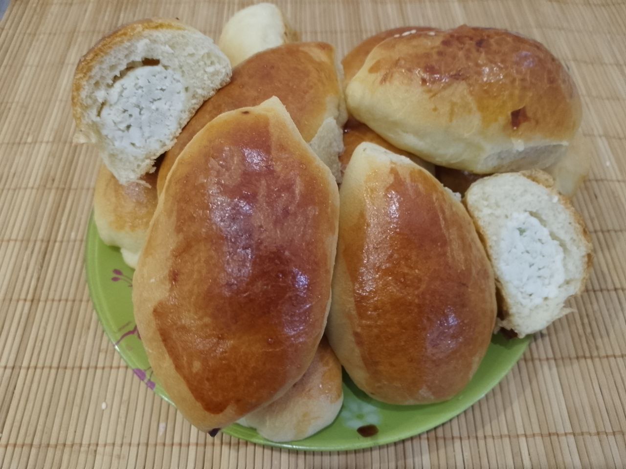 Вкусные и сытные пирожки из дрожжевого теста, с мясной начинкой