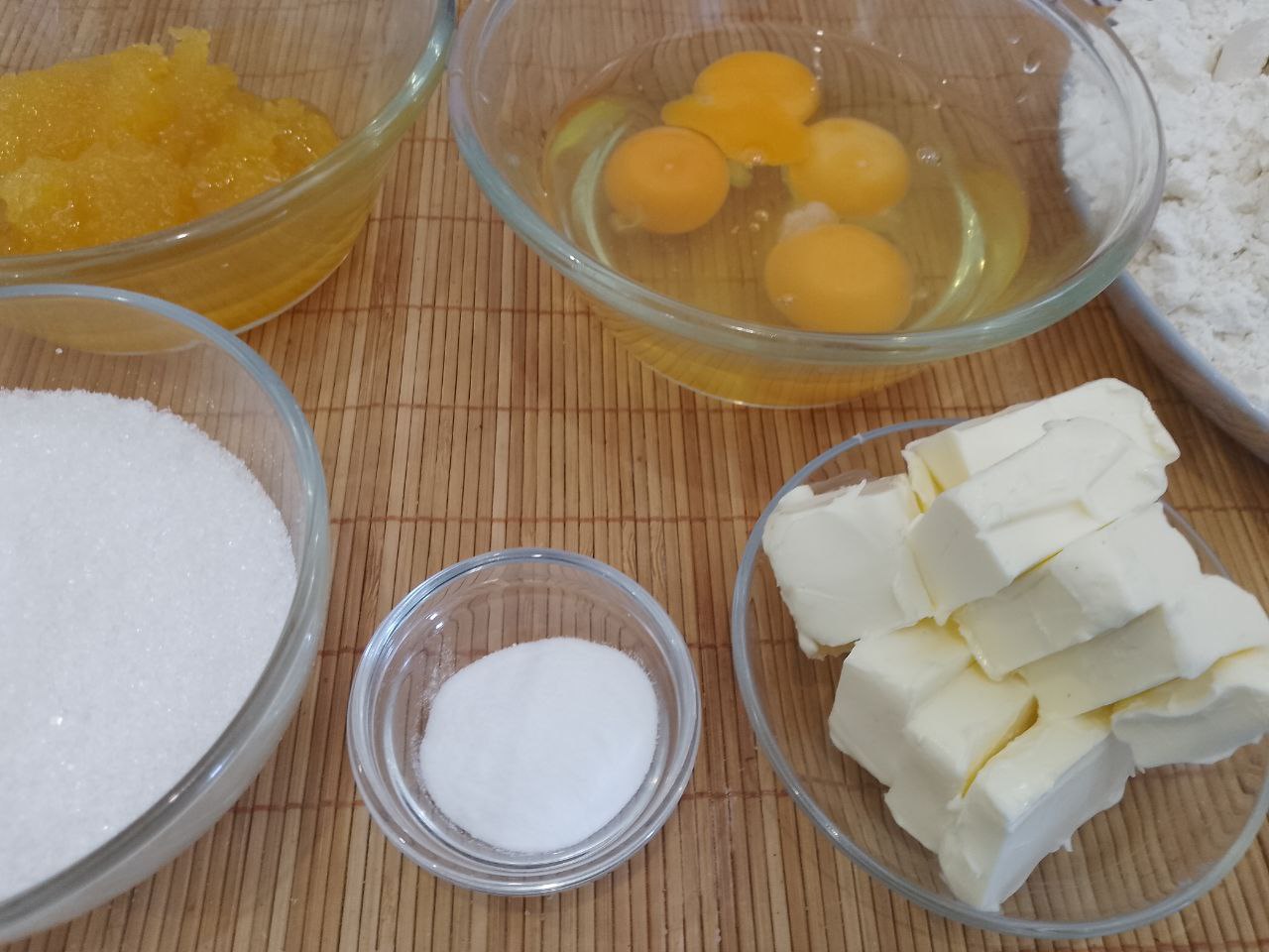 Торт с нежным кремом из сливок и творожного сыра, очень вкусный: Сначала приготовим медовые коржи для торта.