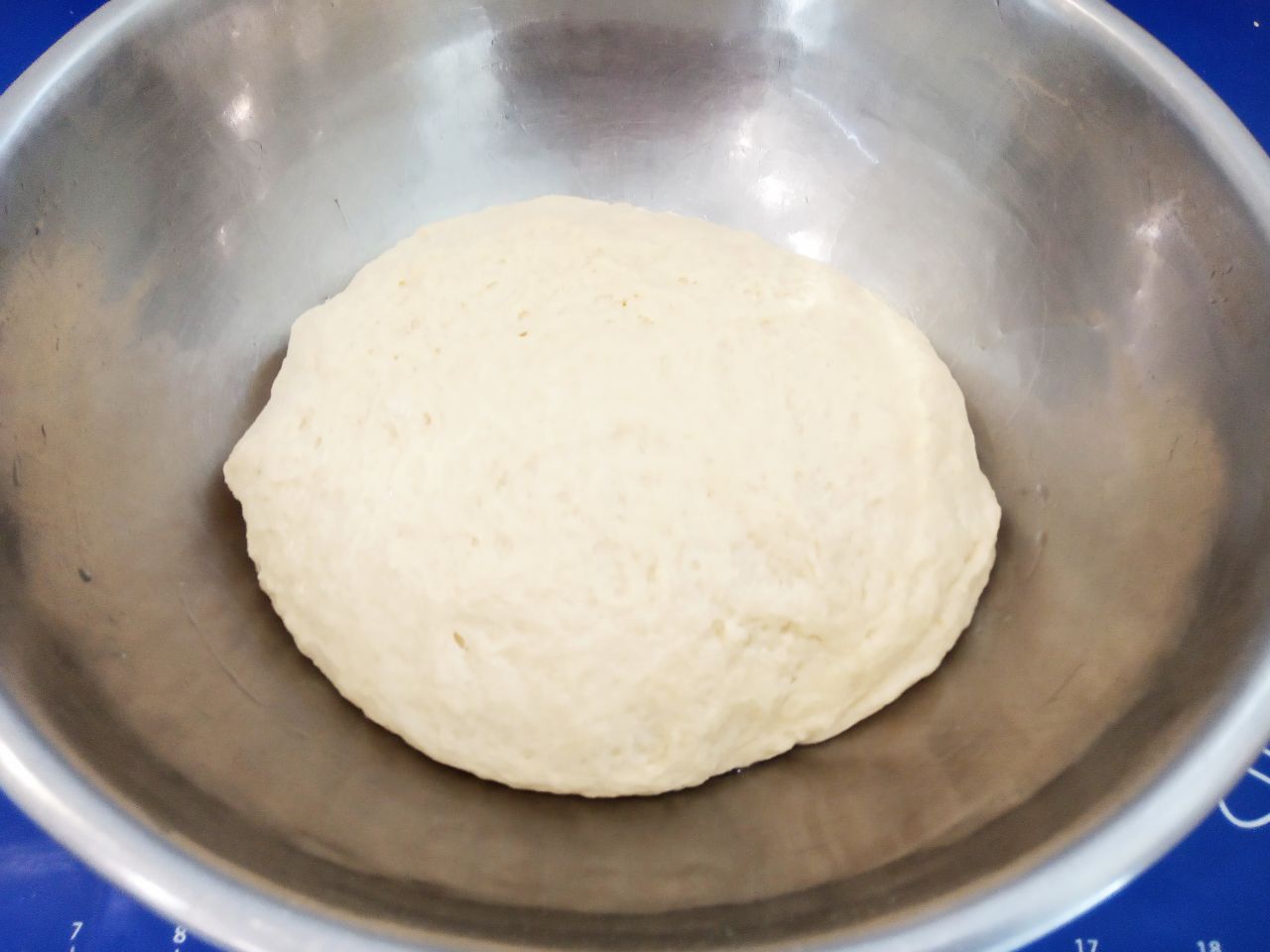 Воздушные и мягкие булочки с изюмом, в сахарной глазури: Добавляем оставшуюся муку, замешиваем мягкое и эластичное тесто.