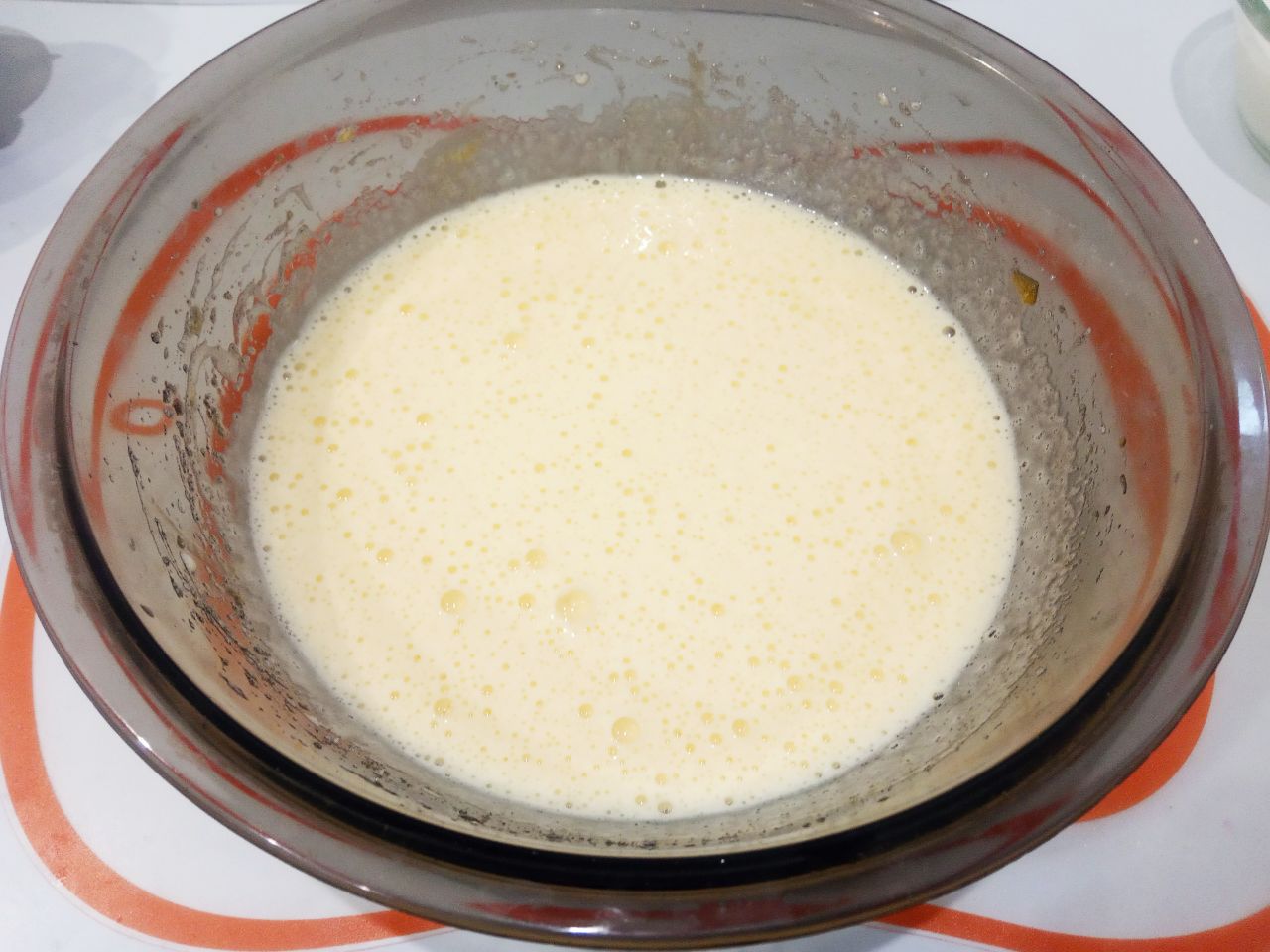 Пирог с яблоками на кефире и растительном масле, просто и вкусно: В чашу разбиваем яйца, добавляем сахар, ванильный сахар и взбиваем до загустения.