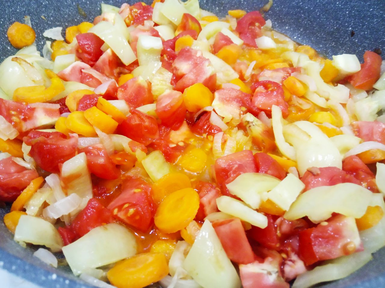Тушеные баклажаны с помидорами и другими овощами: Выкладываем помидоры и обжариваем несколько минут.