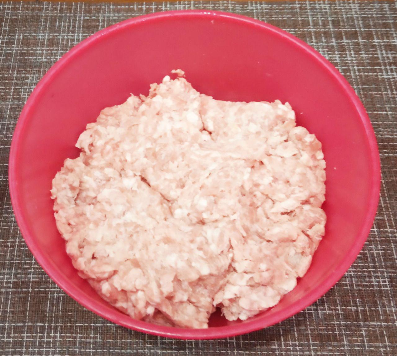 Оладьи из свинины, нежные и сочные: Мясо промываем, просушиваем и пропускаем через мясорубку.
