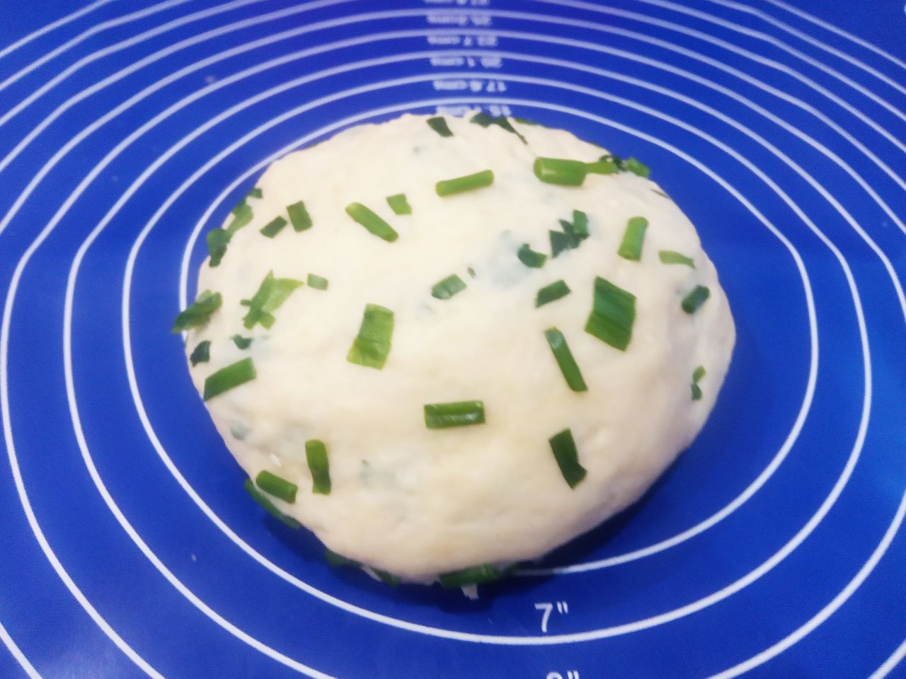 Солёное печенье с кунжутом и зеленым луком: Добавляем в одну половину теста зеленый лук с чесноком, перемешиваем, пока равномерно не распределится зелень.