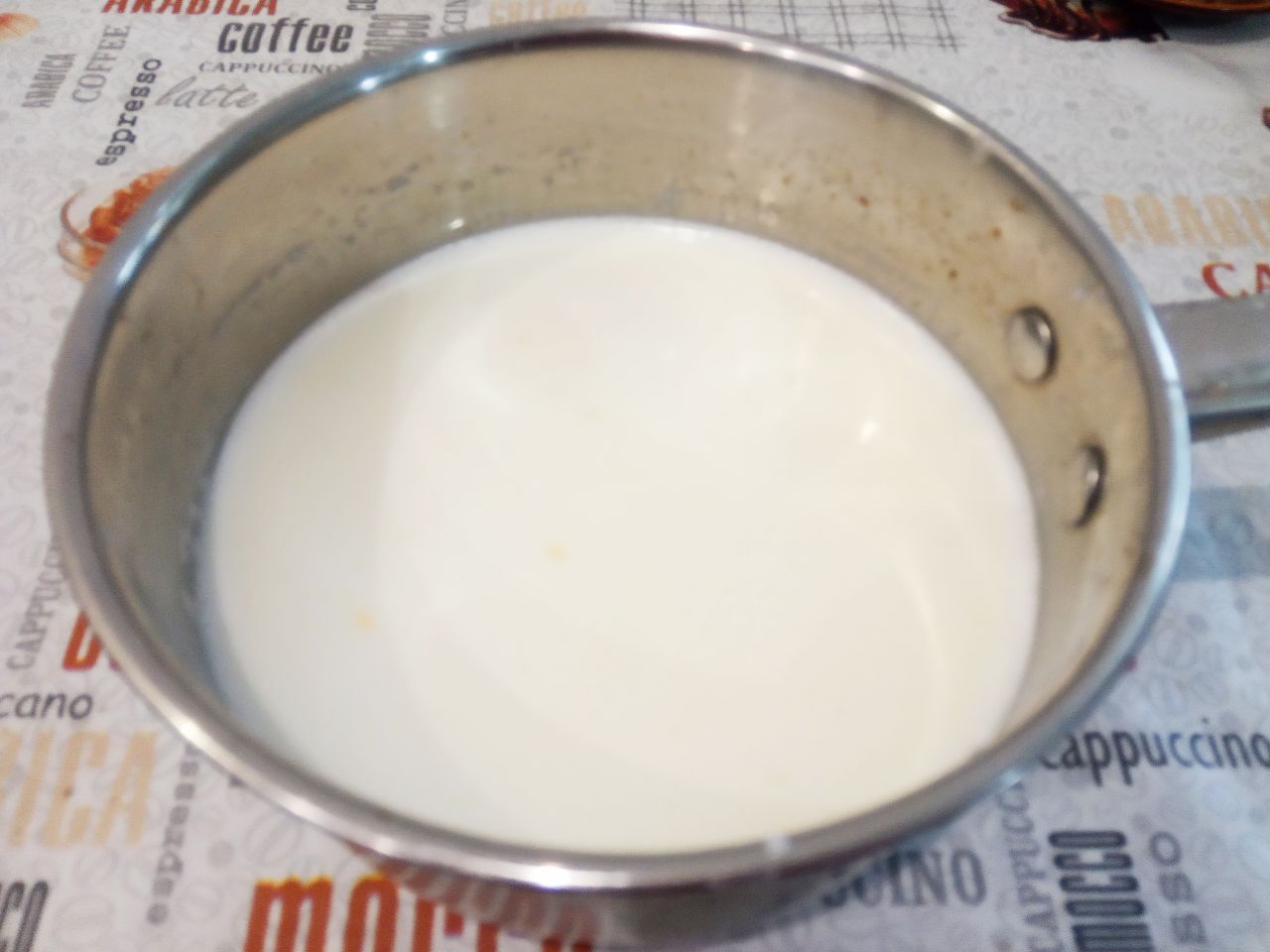 Заварной сливочный крем, нежный и вкусный: В кастрюльку наливаем 0,4 л молока, остальное молоко оставляем для разведения крахмала, и подогреваем.