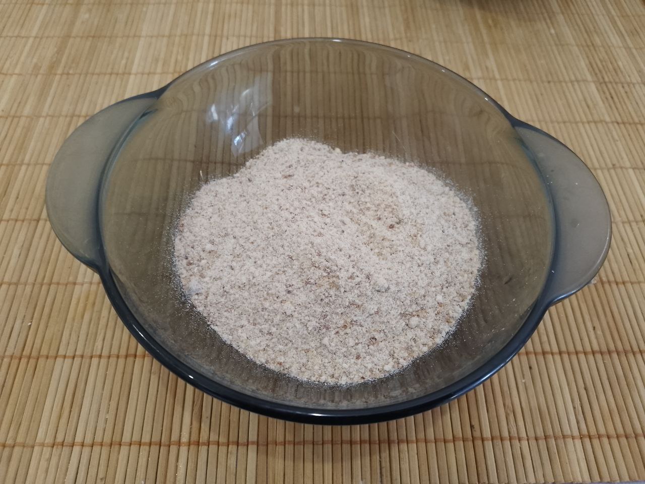 Котлеты из куриного мяса, сочные и аппетитные: В чашу кладем фарш, лук и чеснок. Добавляем сметану, панировочные сухари, соль и перец по вкусу. Котлетную