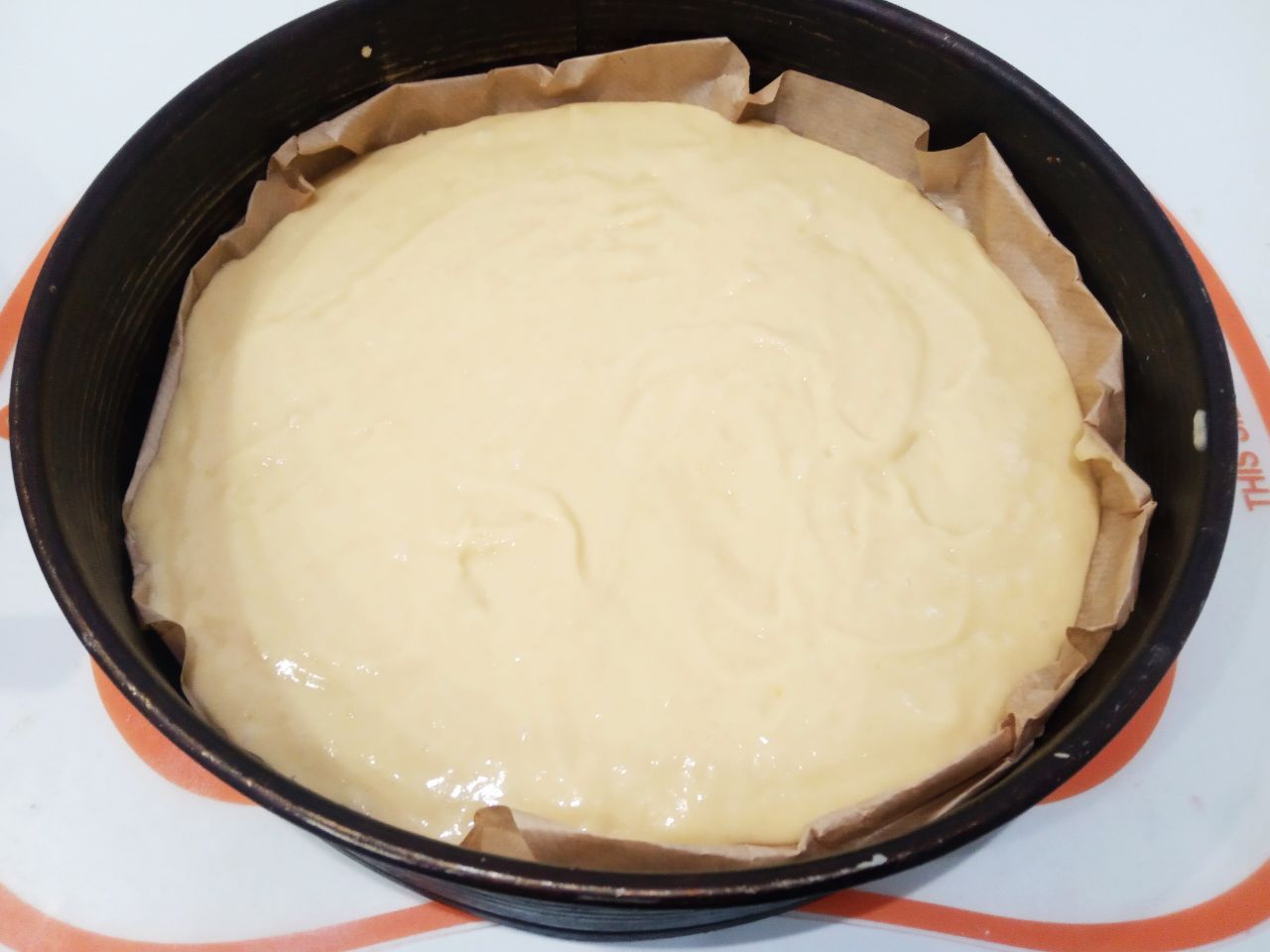 Пирог с яблоками на кефире и растительном масле, просто и вкусно: Форму застилаем пергаментом и выкладываем половину теста.