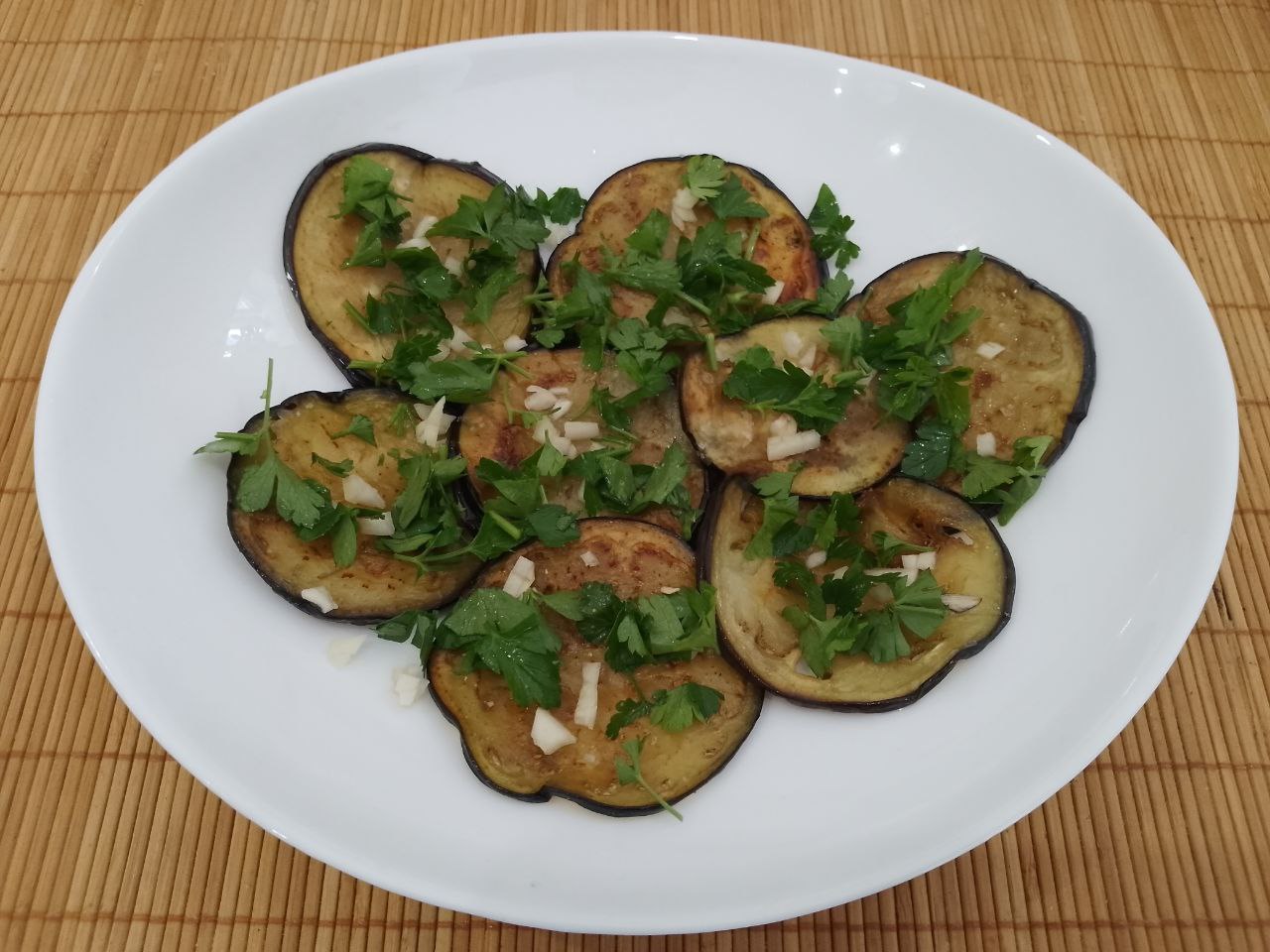 Салат из жареных баклажанов, помидоров, перца, чеснока и зелени, вкусный и аппетитный: Потом выкладываем ряд петрушки.