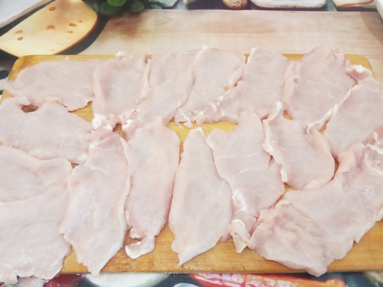 Отбивные  из свинины в кляре из яиц и сыра, вкусные и сытные: Кусочки накрываем пленкой и отбиваем с двух сторон, посыпаем солью и перцем по вкусу.