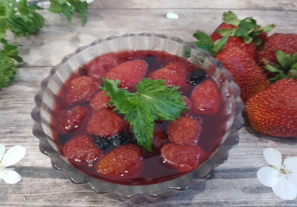 Желе из ягод клубники и жимолости, нежное и вкусное: Охлаждаем желе и храним в холодильнике.