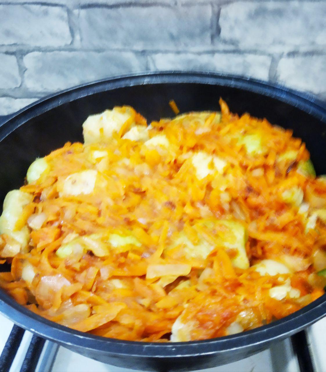 Голубцы поджаренные, вкусные и аппетитные: Между рядами равномерно выкладываем приготовленную зажарку.