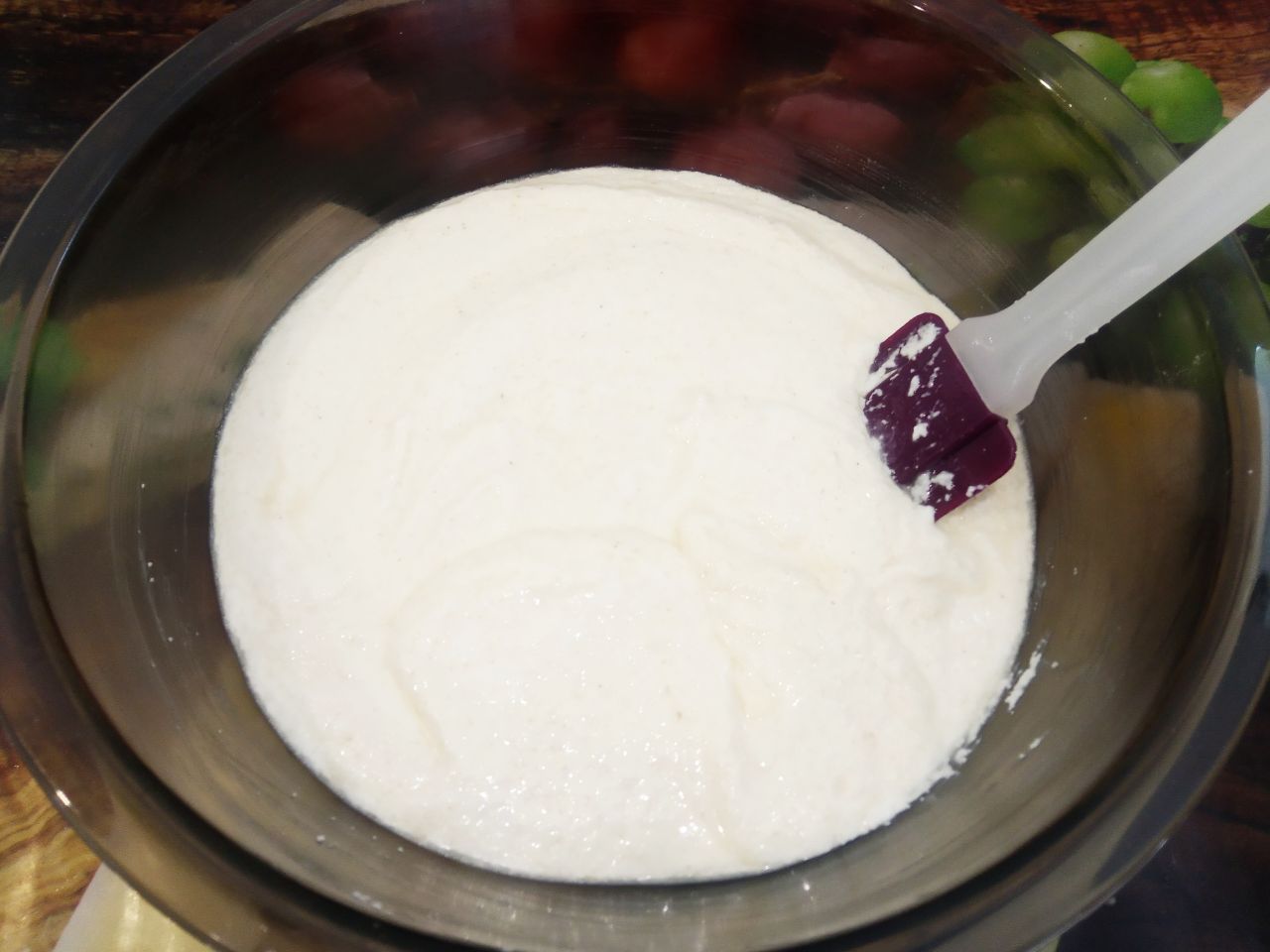 Пирог из манной крупы, изюма и муки, простой и вкусный: Через полчаса в смесь добавляем соду, перемешиваем.