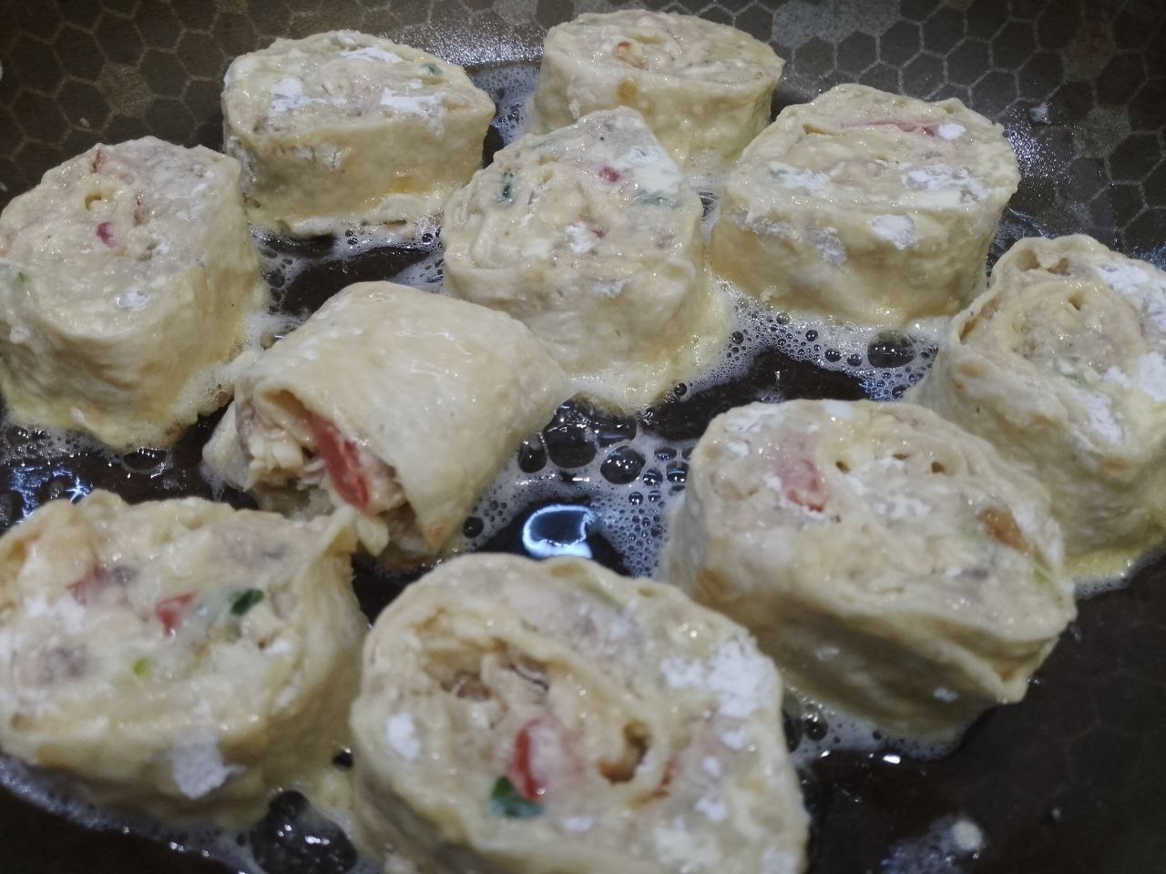 Лаваш с мясной начинкой в кляре, на сковороде: Разогреваем сковороду с растительным маслом, обваливаем полоски лаваша в муке, затем окунаем в яйца и