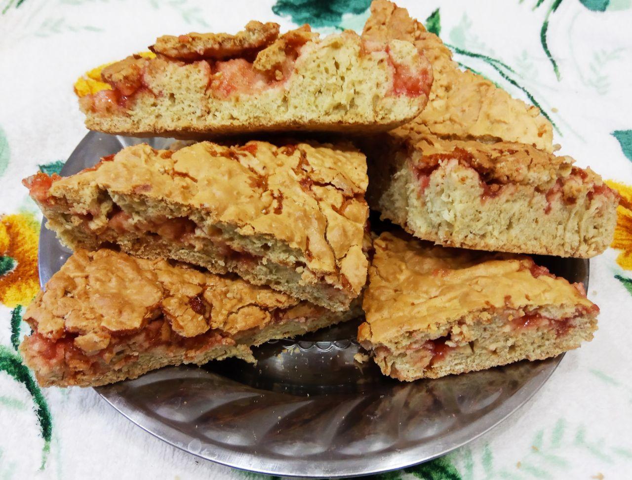 Песочный пирог с джемом, просто и вкусно: Выпекаем пирог при 180 С до готовности.Разрезаем уже остывший пирог на порции и подаем к чаю.