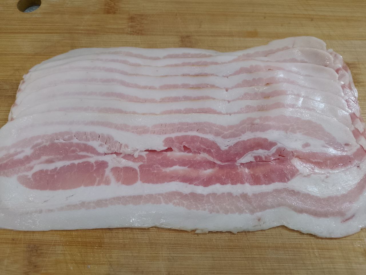 Рулетики из куриного фарша в беконе, в духовке: Полоски бекона разрезаем на две части.